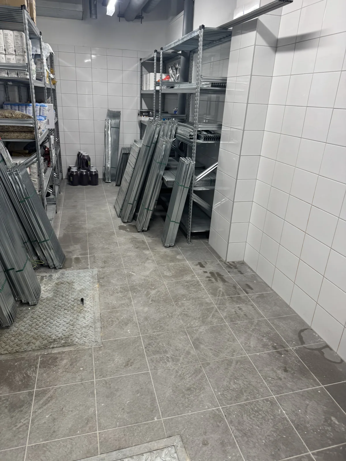 Skladové prostory před úklidem po rekonstrukci